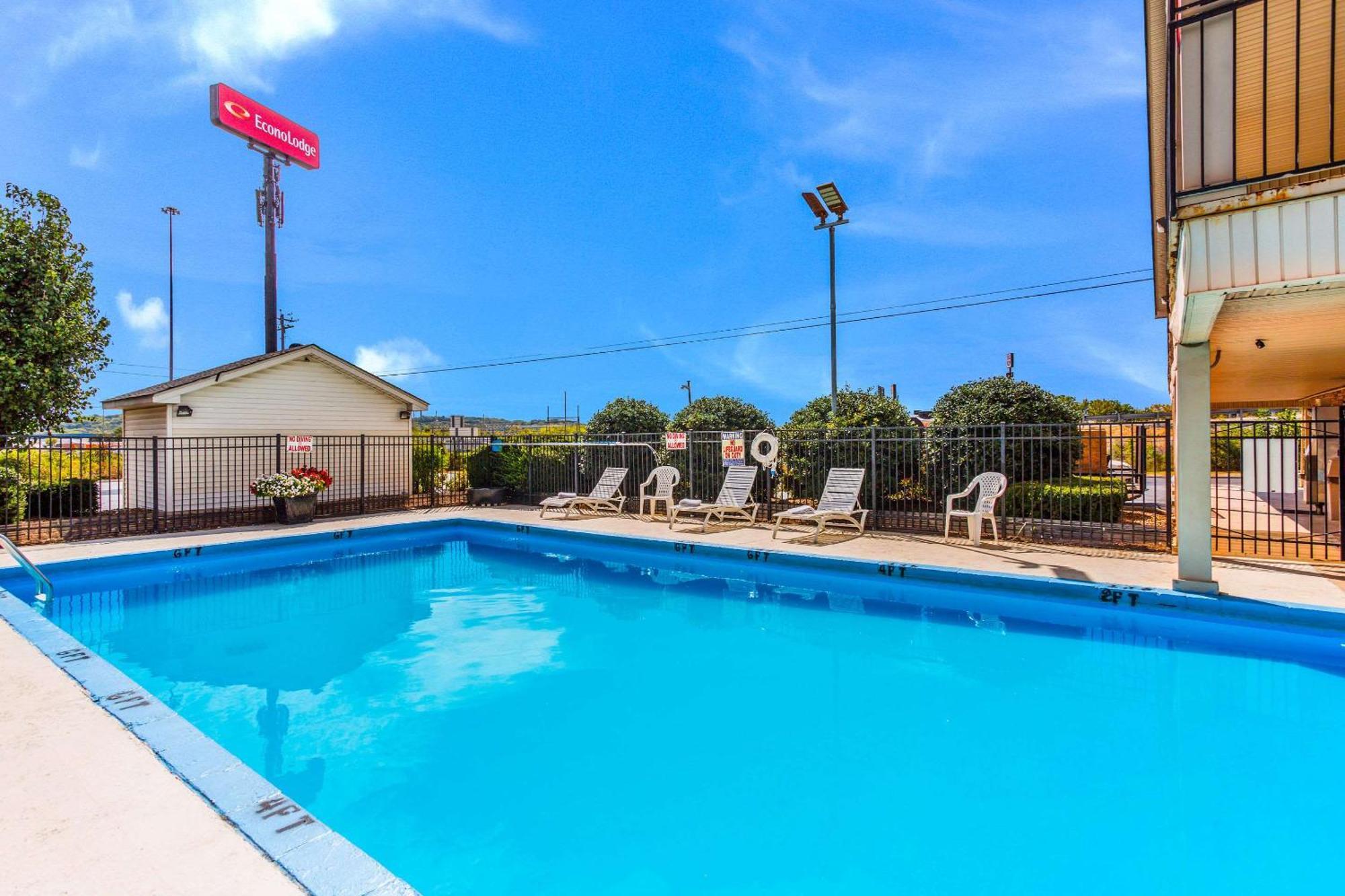 Econo Lodge *